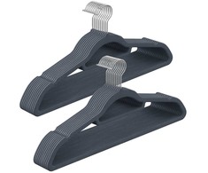 SONGMICS drabužių pakabos, aksominės, 20 vnt., 0,6 cm storio, kostiumų pakabos, striukių pakabos su neslystančiu paviršiumi, su dviem įpjovomis, 360° pasukamas kabliukas, neslystančios, juodos
