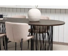 Venture Design Valgomojo stalas ir kėdžių komplektas Akmeninis ovalus valgomojo stalas ir Modesto valgomojo kėdės 220x100 cm juodas faneruotė smėlio spalvos boucle