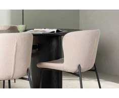 Venture Design Valgomojo stalo ir kėdžių komplektas Isolde valgomojo stalas 180x75 cm juodas Modesto valgomojo kėdė smėlio spalvos MDF Bouclé