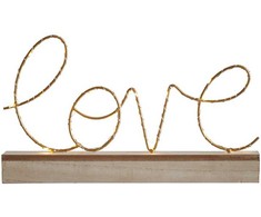 "LOVE" stovima dekoracija su LED apšvietimu