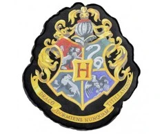 Harry Potter Pagalvė - Hogwartso Emblema, Juoda 37x32x5 cm