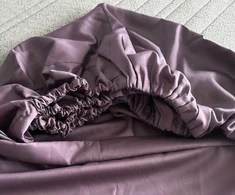MIEGO GURU PREMIUM satino paklodė su guma “Plum” (TC300) 160x200cm
