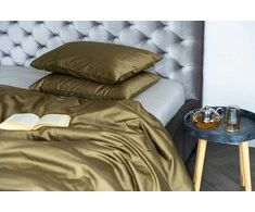 MIEGO GURU PREMIUM satino paklodė su guma “Royal Olive” (TC300) 200x220cm