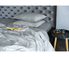MIEGO GURU PREMIUM satino paklodė su guma “Off baltas-pilka” (TC300) 200x220cm