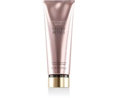 Victoria Secrets Victoria´s Secret Velvet Petals kūno losjonas, 236 ml