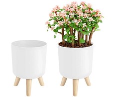 Baltas plastikinis vazonas su medinėmis kojelėmis 24 cm