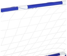 Futbolo ir krepšinio vartai su krepšinio lenta ir kamuoliais