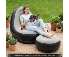 Pripučiama sofa su pufu pilka ir juoda