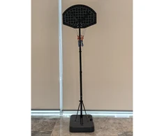 Vaikiškas krepšinio stovas, reguliuojamo aukščio, su trikoju pagrindu, juodos ir oranžinės spalvų, 95 × 67 × 235 cm