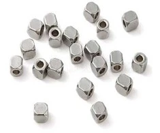 RAINBOW Metaliniai karoliukai 4 mm 20 vnt., spalva sidabro