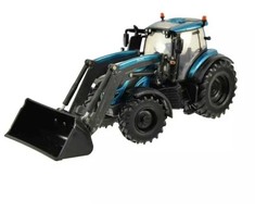 „Britains Valtra“ traktorius su TOMY priekiniu krautuvu