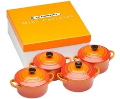 Le Creuset akmens masės indų rinkinys iš 4 smulkių troškintuvų 10x5cm ugnikalnio.