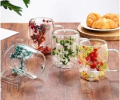 Dvigubo stiklo puodelis su gėlių dekoracijomis 350 ml