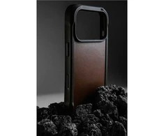 „Nomad“ tvirtas odinis dėklas, kaimiškos rudos spalvos („Horween“) – „iPhone 17 Pro Max“