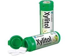 Miradent XYLITOL becukrė kramtomoji guma su ksilitoliu obuolių skonio, 30 vnt.