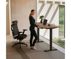 Elektrinis reguliuojamo aukščio stalas Desktronic HomePro Riešutmedžio masyvas/Juodas, 160x80cm, Dvigubas motoras, USB ir USB-C įkrovimo lizdai