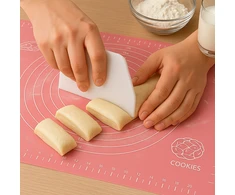 Winder Home Rožinė silikoninė tešlos kočiojimo lenta 30×40 cm + baltas plastikinis peilis tešlai