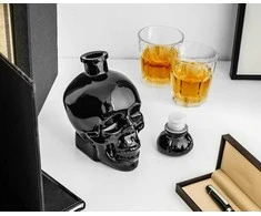 Juodas kaukolės formos grafinas (750ml)