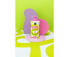 Lola From Rio Lola Cosmetics Plot Twist plaukų formavimo kremas, 480 g