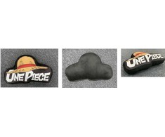 „One Piece Hat“ aksominė dekoratyvinė pagalvėlė