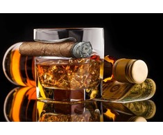 Stiklinė viskiui su cigaro laikikliu