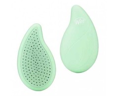 Wet Brush WetBrush Go Žalias Palm Delne telpantis šepetys su arbatmedžių aliejumi plaukų šepetys