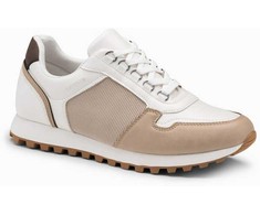 Sneakers Mišrių medžiagų lopų stiliaus sportbačiai – balti ir smėlio spalvos v1 om-fosl-0144