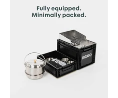 BOXIO dujinė stovyklavimo viryklė su 1500 W galia, 4 dalių nerūdijančio plieno indų komplektu ir vėjui atsparia apsauga, BOX-COOK-M-10
