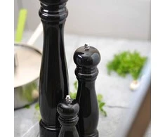 BergHOFF 16.5 cm pipirų malūnėlis - blizgus juodas medinis malūnėlis su reguliuojamu keraminiu mechanizmu