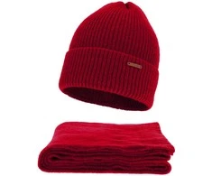 Kepurė NEEDIVYOU Komplektas pagamintas iš aukštos kokybės siūlų su merino vilna, užtikrinančia minkštumą liesti. Merino vilna reguliuoja temperatūrą – ji išlaiko šilumą, kai reikia, ir leidžia odai kvėpuoti.