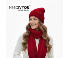 Kepurė NEEDIVYOU Komplektas pagamintas iš aukštos kokybės siūlų su merino vilna, užtikrinančia minkštumą liesti. Merino vilna reguliuoja temperatūrą – ji išlaiko šilumą, kai reikia, ir leidžia odai kvėpuoti.