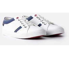 Baltos spalvos vyriški sportiniai bateliai CROSS JEANS