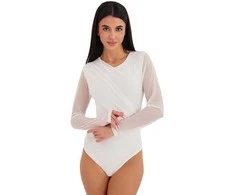 Body baltas su permatomomis rankovėmis