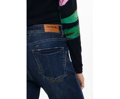 Damskie jeansy Desigual su ozdobnymi detalami – mėlyna