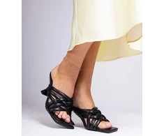 Elegantiškos juodos aukštakulnės šlepetės