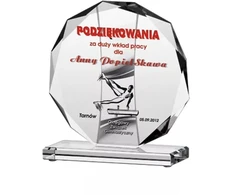 Graviruotas stiklinis trofėjus su dažų užpildu