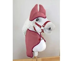 hobby horse arkliukui: uogų spalvos pledukas ir ausinės