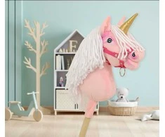 Hobby Horse vienaragis ant lazdos rožinis su balta karčiene ir auksiniu ragu