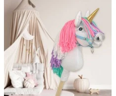 Hobby Horse vienaragis ant lazdos su spalvota karčiene ir auksiniu ragu A4