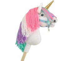 Hobby Horse vienaragis ant lazdos su spalvota karčiene ir auksiniu ragu A4
