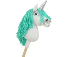Hobby Horse vienaragis su lazda balta spalva su mėtų karčiais ir sidabriniu ragu