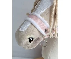 Super Hobby Horse Hobio žirgo kantaras su baltais pūkais ir pavadžiu (balta/rožinė)