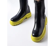 juodi batai ant spalvoto pado