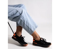 juodi drobiniai sportbačiai moterims