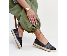 juodos blizgios espadrilės