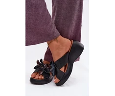 Juodos odinės basutės su platforma ir gėle Step in Style