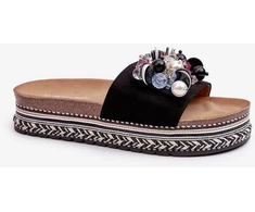 Juodos platforminės moteriškos šlepetės su dekoratyvinėmis detalėmis Step in style