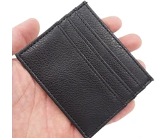 Juodos spalvos minimalistinis kortelių dėklas