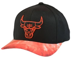 Kepurė su snapeliu Mitchell &amp; Ness Chicago Bulls, juoda ir raudona