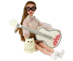 Lėlė vaikams Emily su gitara, akiniais ir kačiuku